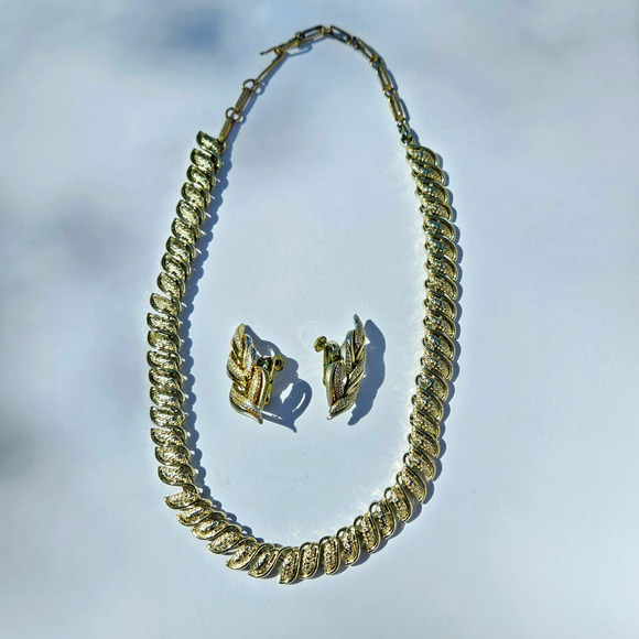 Gilded Glamour: Vintage Coro S-Link Necklace & Leaf Earrings Set - Picture 14 of 14